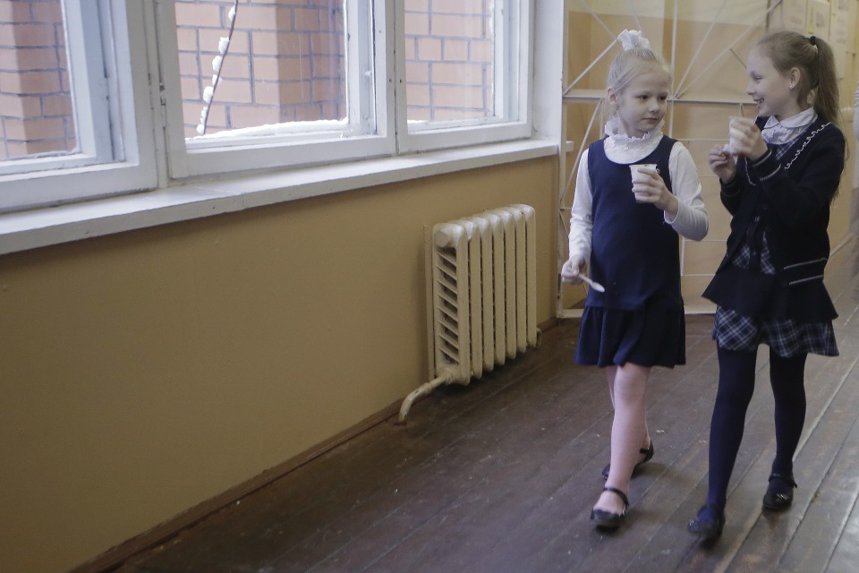 Дети разрисовали стены своей школы