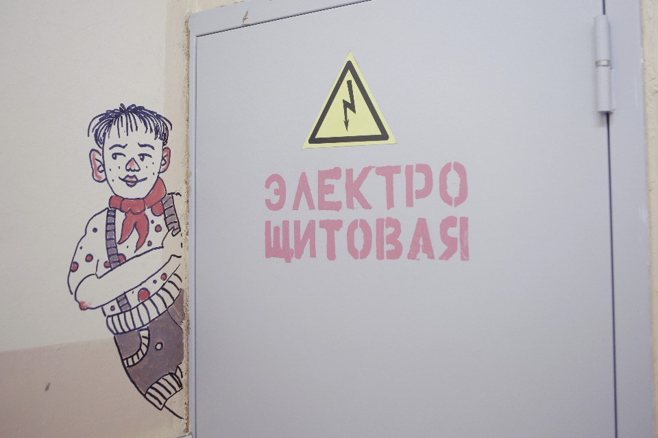 Дети разрисовали стены своей школы