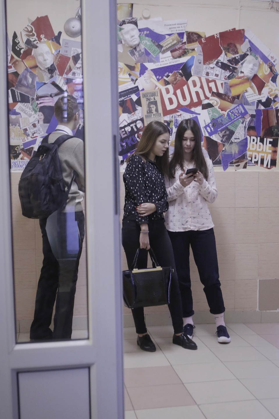 Дети разрисовали стены своей школы