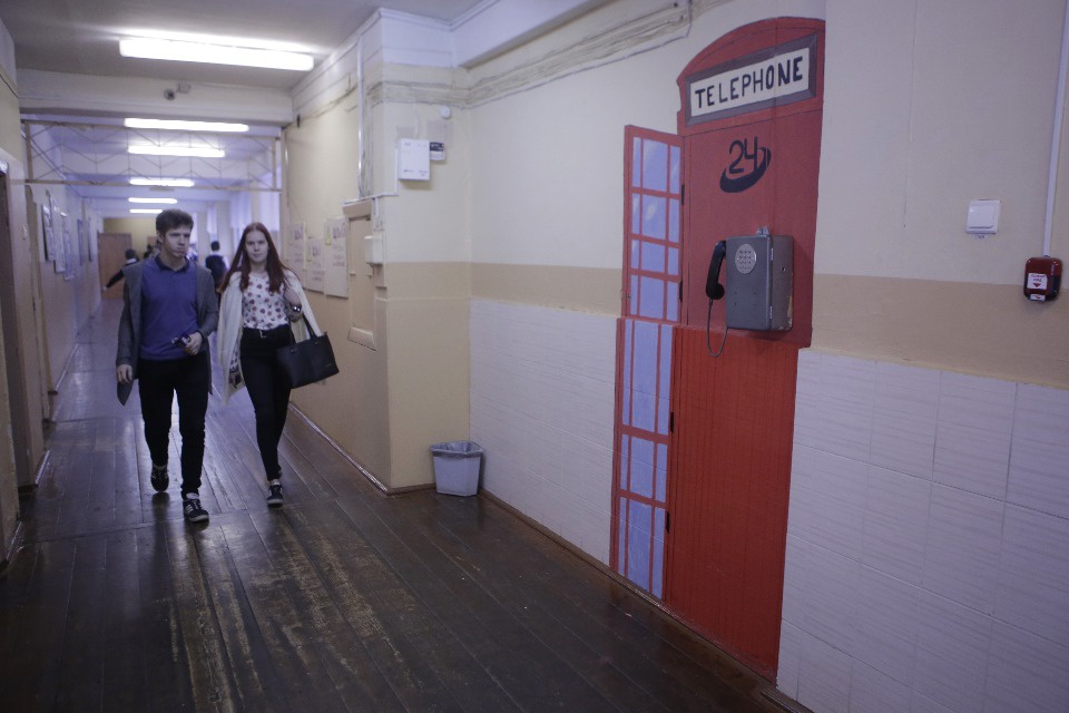 Дети разрисовали стены своей школы