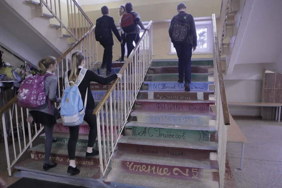 Дети разрисовали стены своей школы