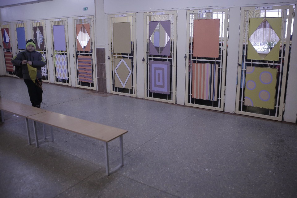 Дети разрисовали стены своей школы