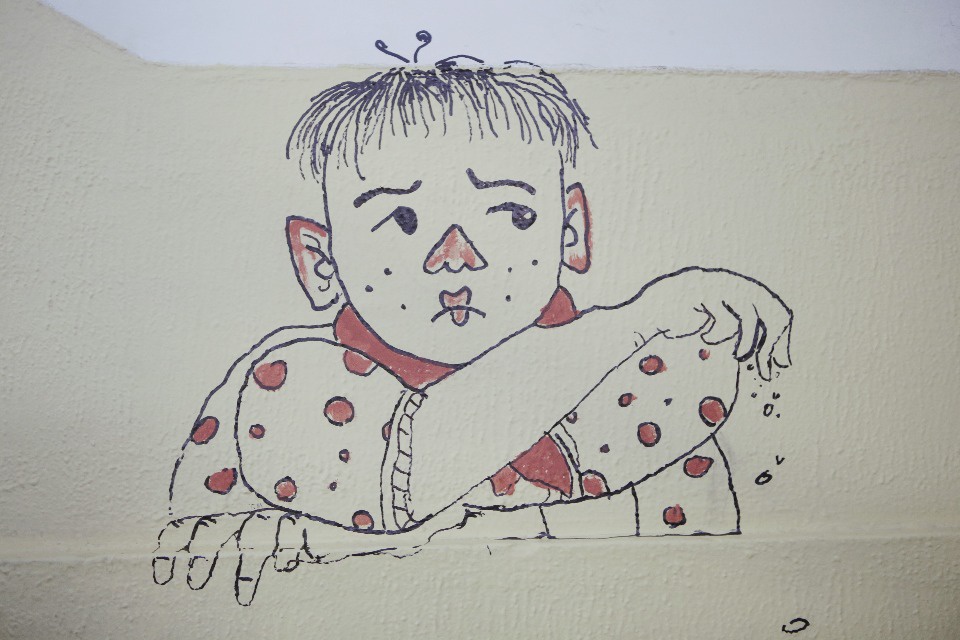 Дети разрисовали стены своей школы