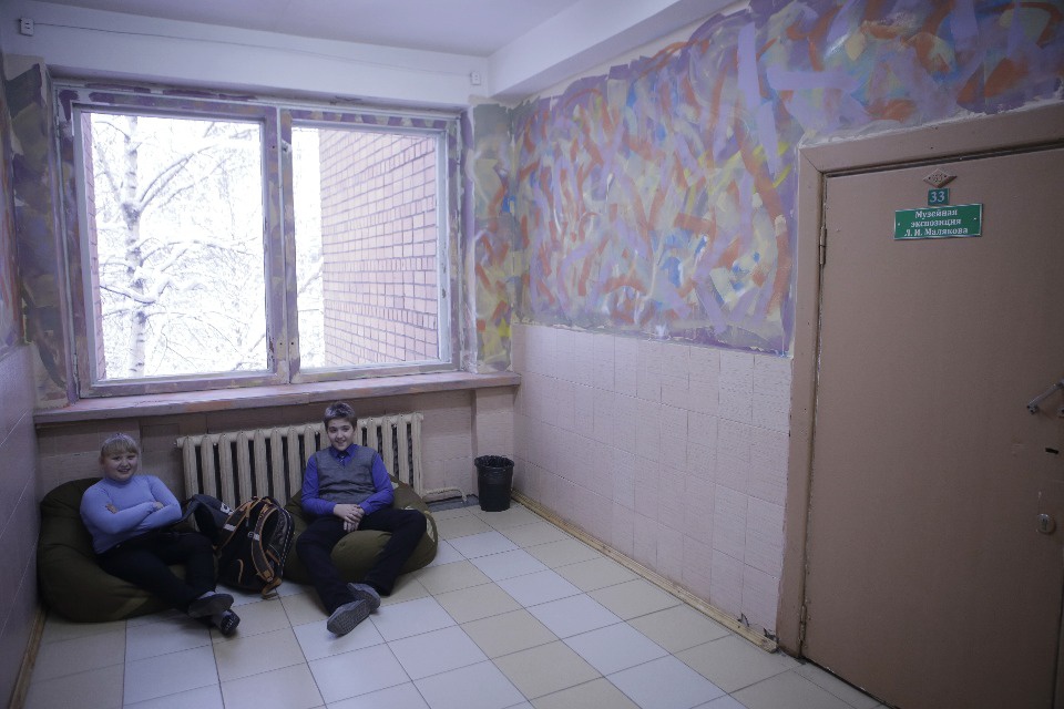 Дети разрисовали стены своей школы