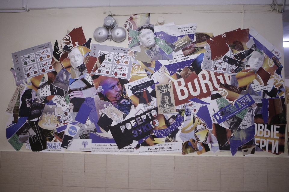 Дети разрисовали стены своей школы