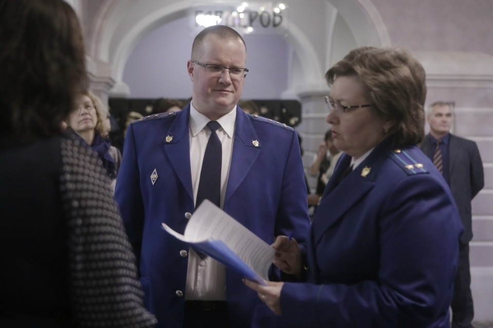 Работников прокуратуры чествуют в псковском драмтеатре