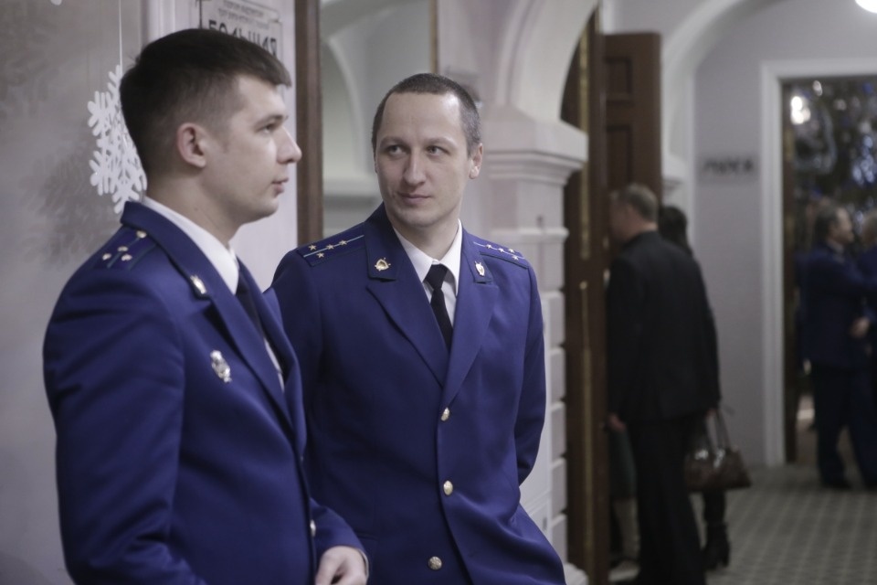 Работников прокуратуры чествуют в псковском драмтеатре