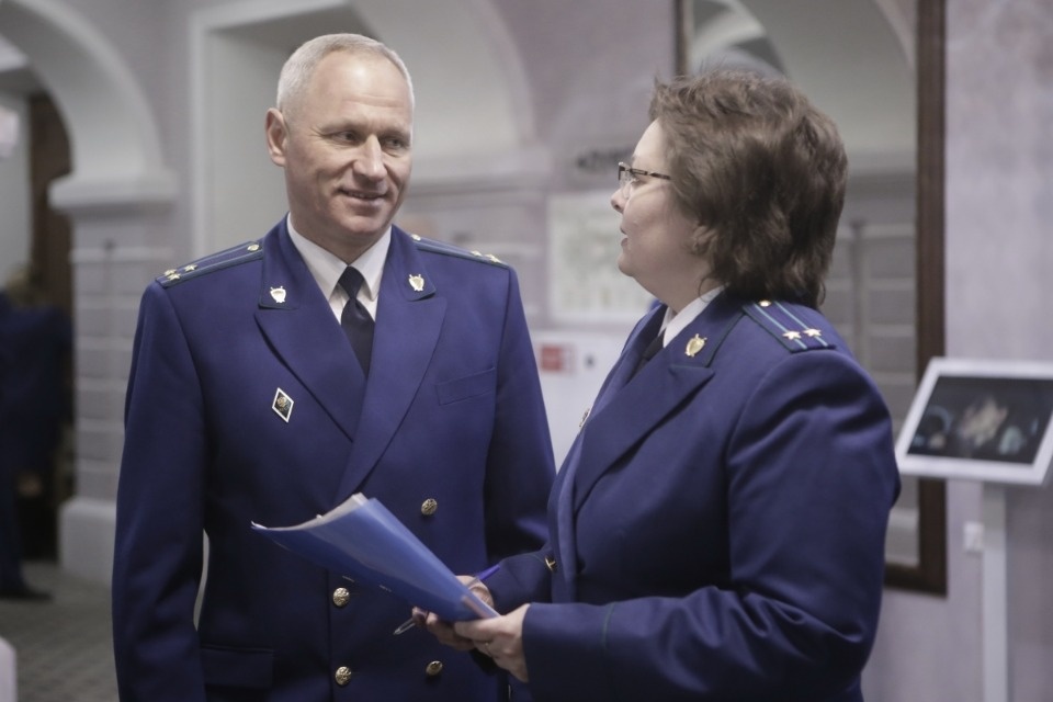 Работников прокуратуры чествуют в псковском драмтеатре