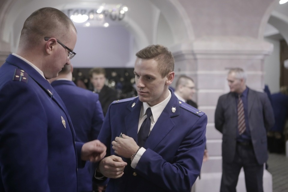 Работников прокуратуры чествуют в псковском драмтеатре