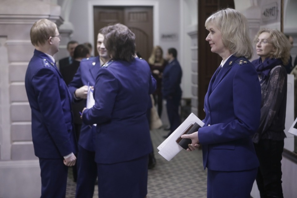 Работников прокуратуры чествуют в псковском драмтеатре