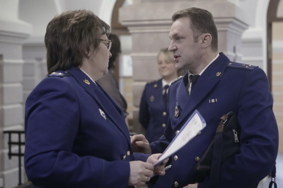 Работников прокуратуры чествуют в псковском драмтеатре