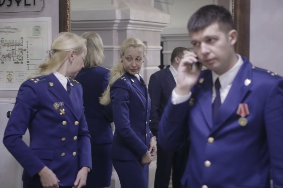 Работников прокуратуры чествуют в псковском драмтеатре