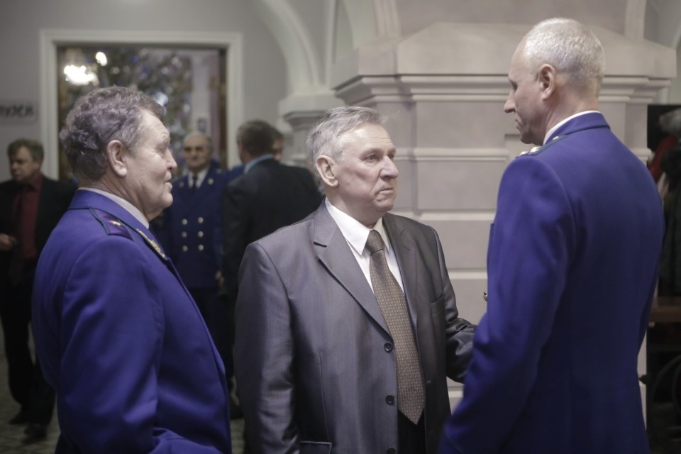 Работников прокуратуры чествуют в псковском драмтеатре