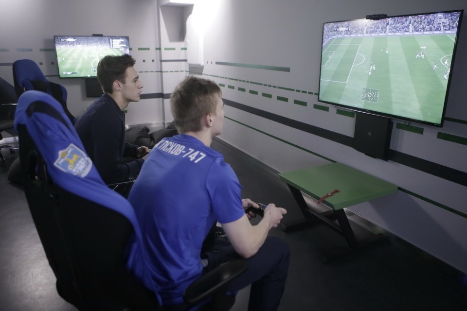 Лучших киберфутболистов наградили в Пскове