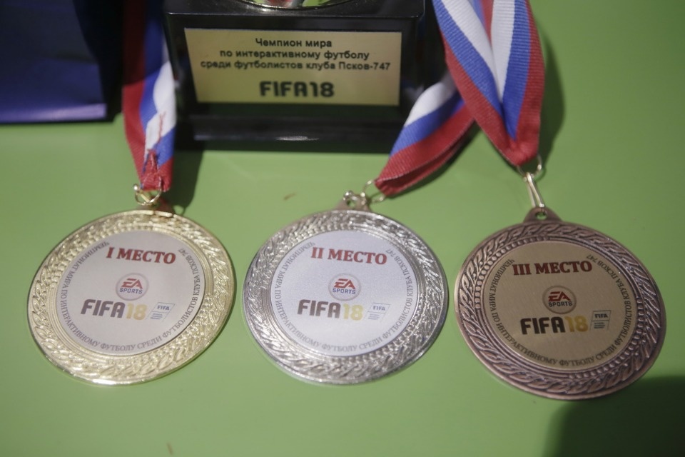 Лучших киберфутболистов наградили в Пскове