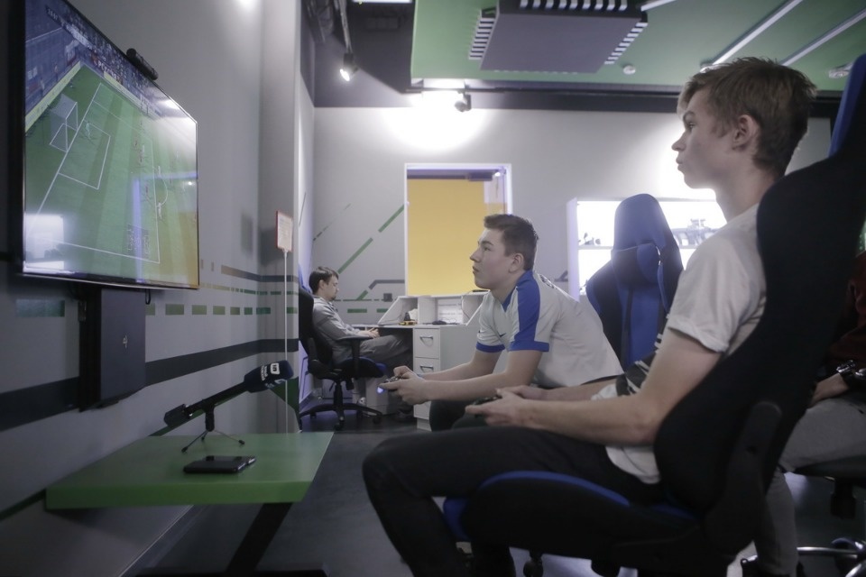 Лучших киберфутболистов наградили в Пскове