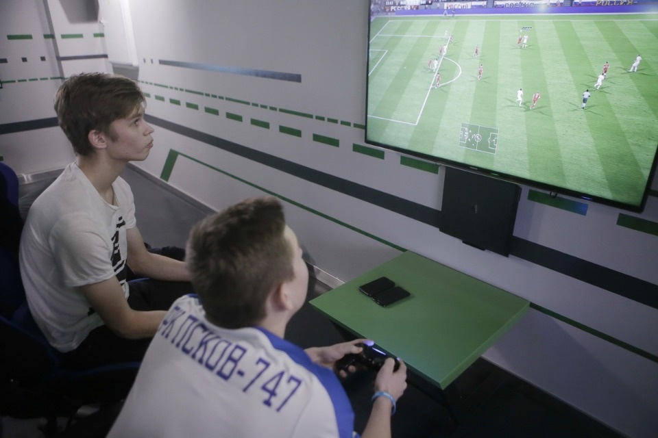 Лучших киберфутболистов наградили в Пскове