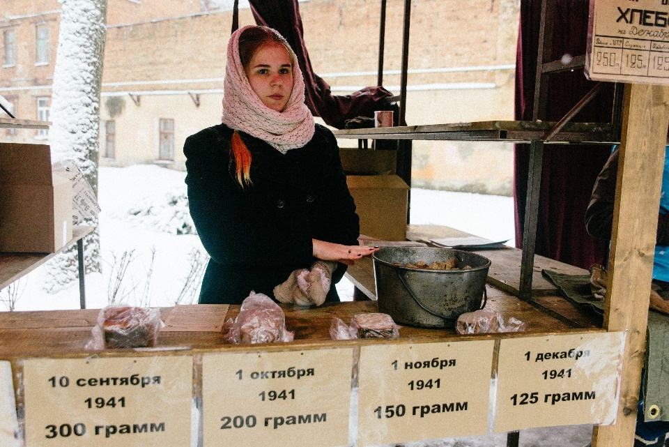 Псковичей накормили блокадным хлебом