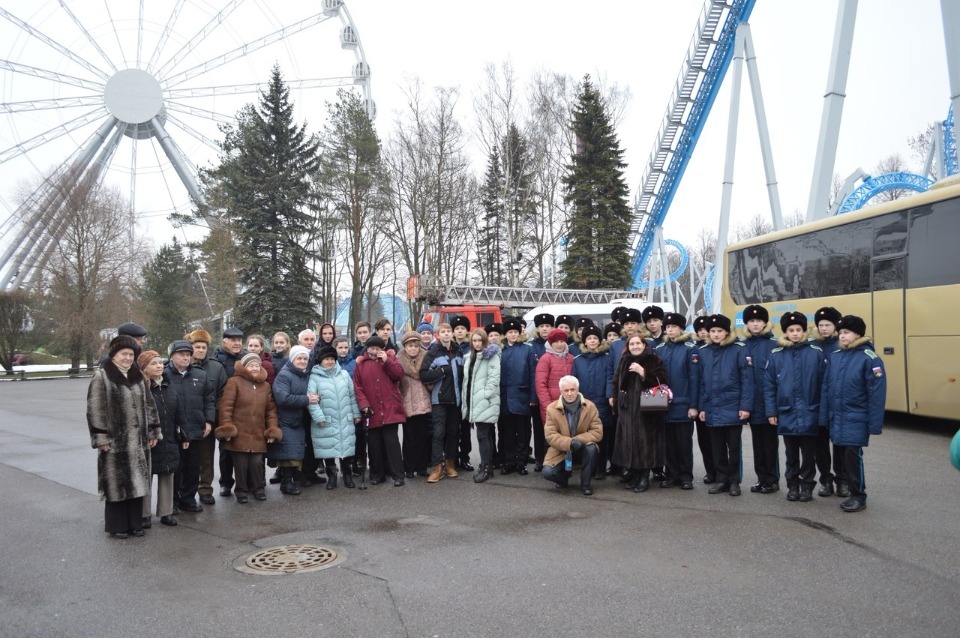 Великолучане почтили память блокадников на Пискарёвском кладбище (ФОТО)