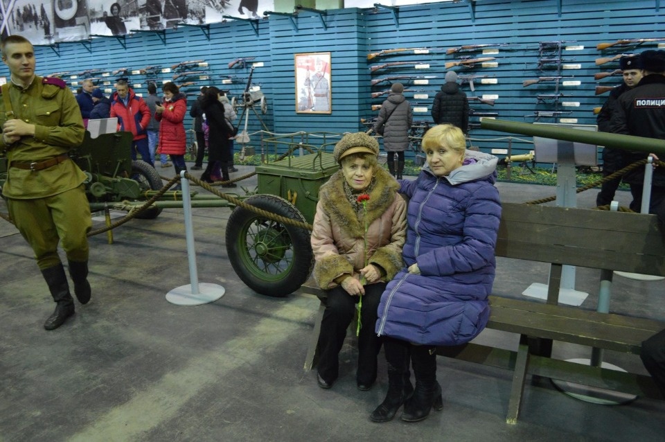 Великолучане почтили память блокадников на Пискарёвском кладбище (ФОТО)