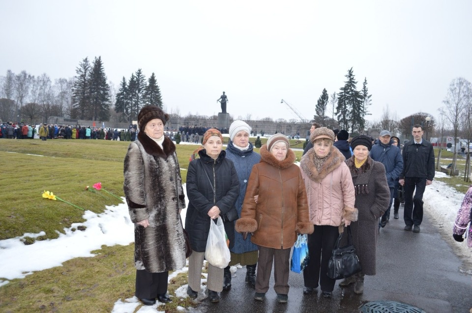 Великолучане почтили память блокадников на Пискарёвском кладбище (ФОТО)