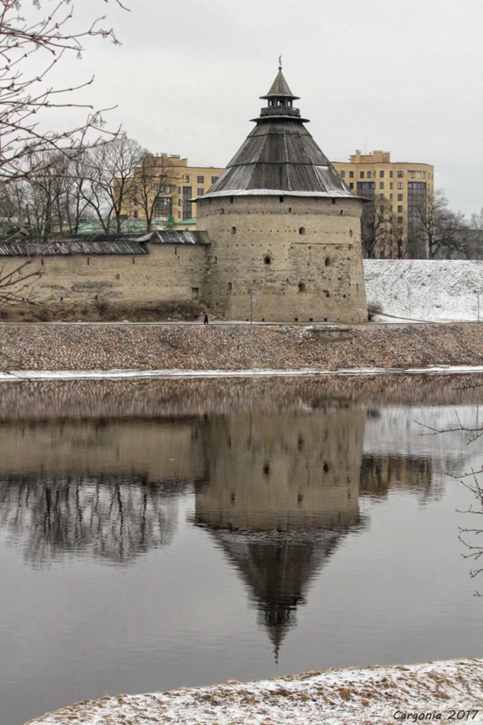 Памятник спасали с МЧС