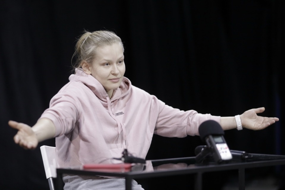 Юлия Пересильд встретилась с молодежью в Псковском театре Юлия Пересильд встретилась с молодежью в Псковском театре