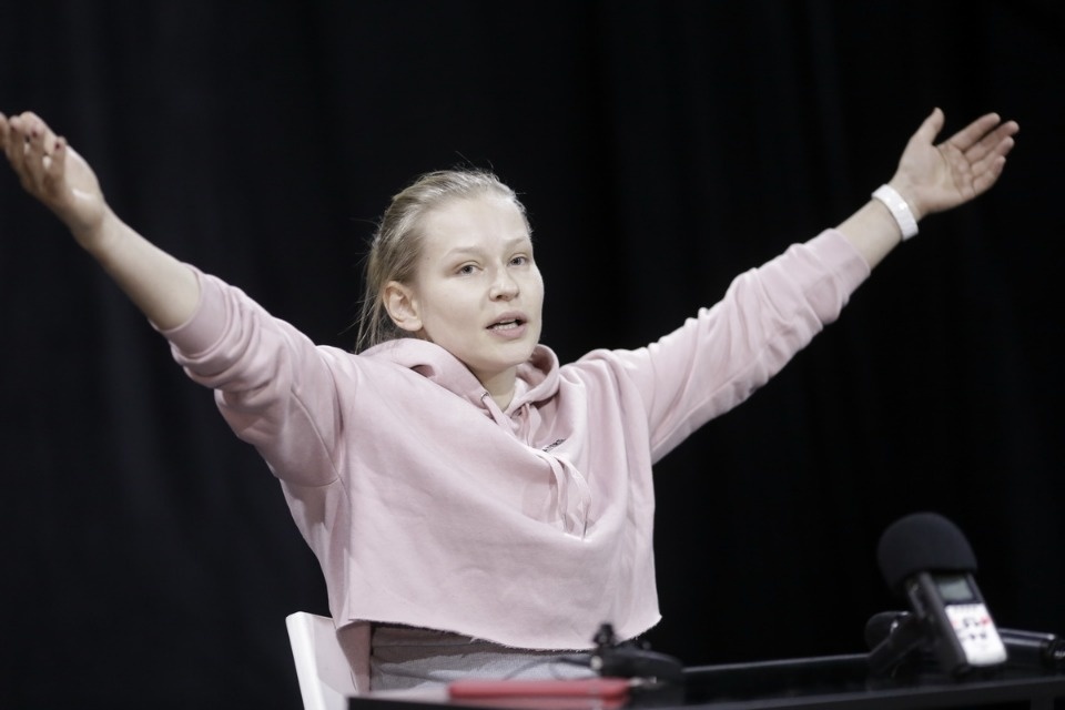 Юлия Пересильд встретилась с молодежью в Псковском театре Юлия Пересильд встретилась с молодежью в Псковском театре