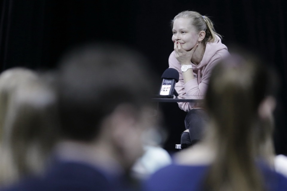 Юлия Пересильд встретилась с молодежью в Псковском театре Юлия Пересильд встретилась с молодежью в Псковском театре