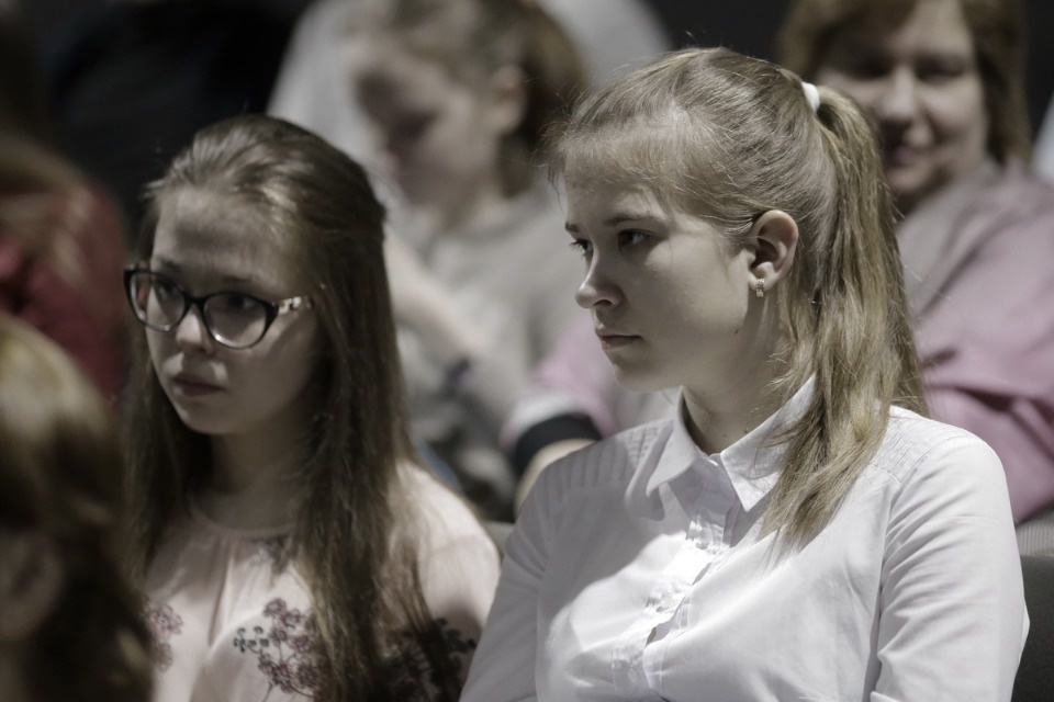 Юлия Пересильд встретилась с молодежью в Псковском театре Юлия Пересильд встретилась с молодежью в Псковском театре