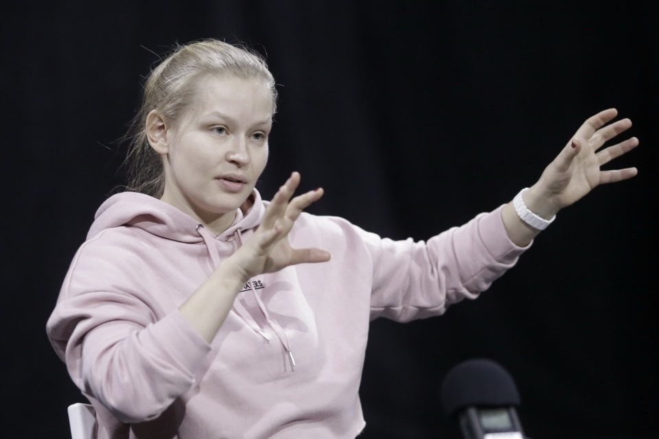 Юлия Пересильд встретилась с молодежью в Псковском театре Юлия Пересильд встретилась с молодежью в Псковском театре