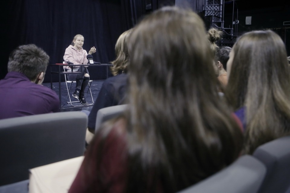 Юлия Пересильд встретилась с молодежью в Псковском театре Юлия Пересильд встретилась с молодежью в Псковском театре