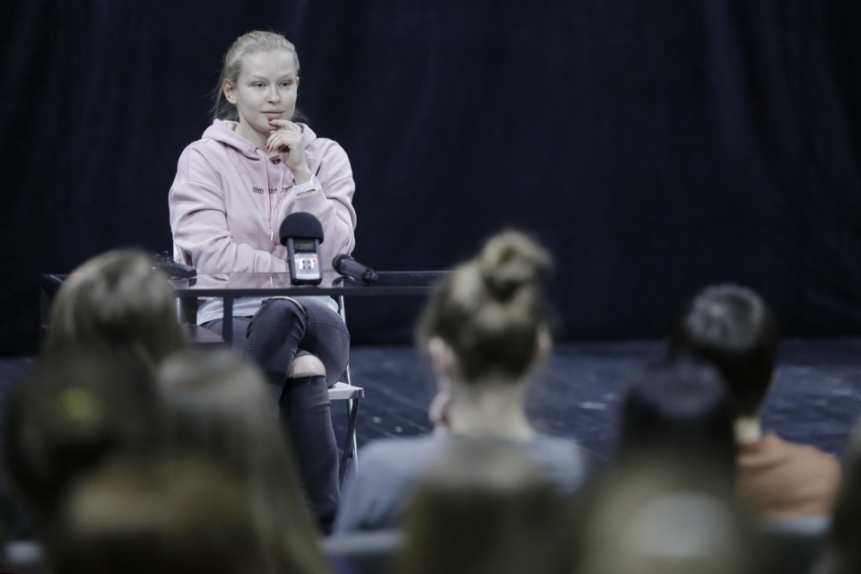 Юлия Пересильд встретилась с молодежью в Псковском театре Юлия Пересильд встретилась с молодежью в Псковском театре