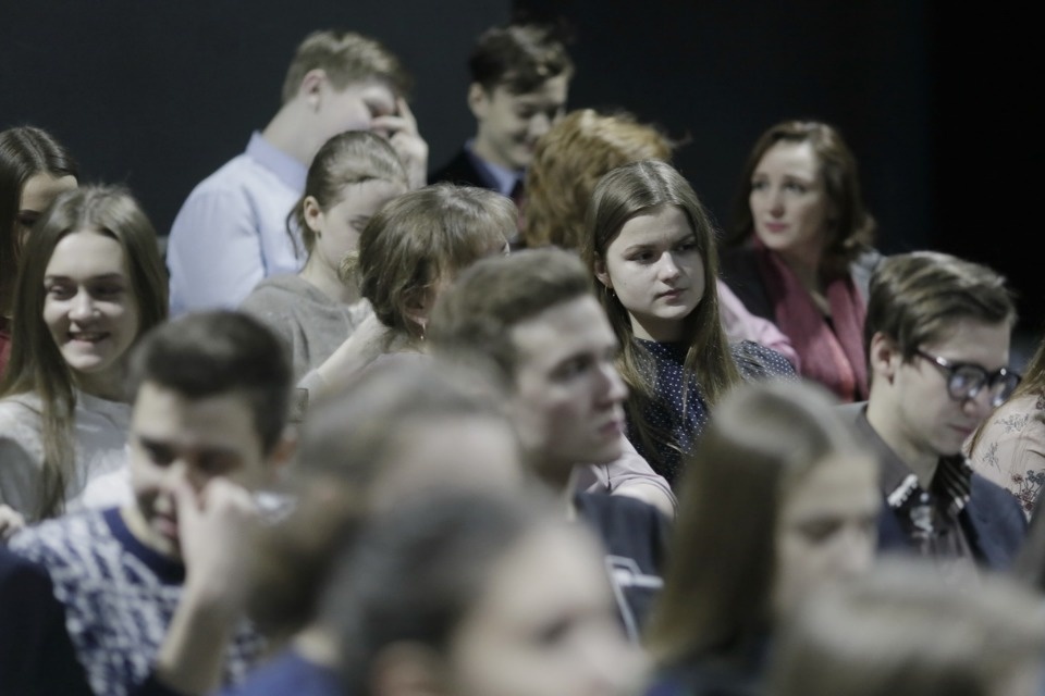 Юлия Пересильд встретилась с молодежью в Псковском театре Юлия Пересильд встретилась с молодежью в Псковском театре