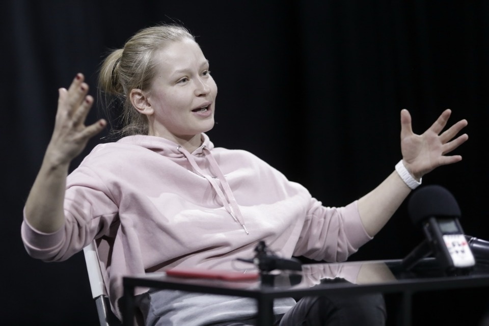 Юлия Пересильд встретилась с молодежью в Псковском театре Юлия Пересильд встретилась с молодежью в Псковском театре