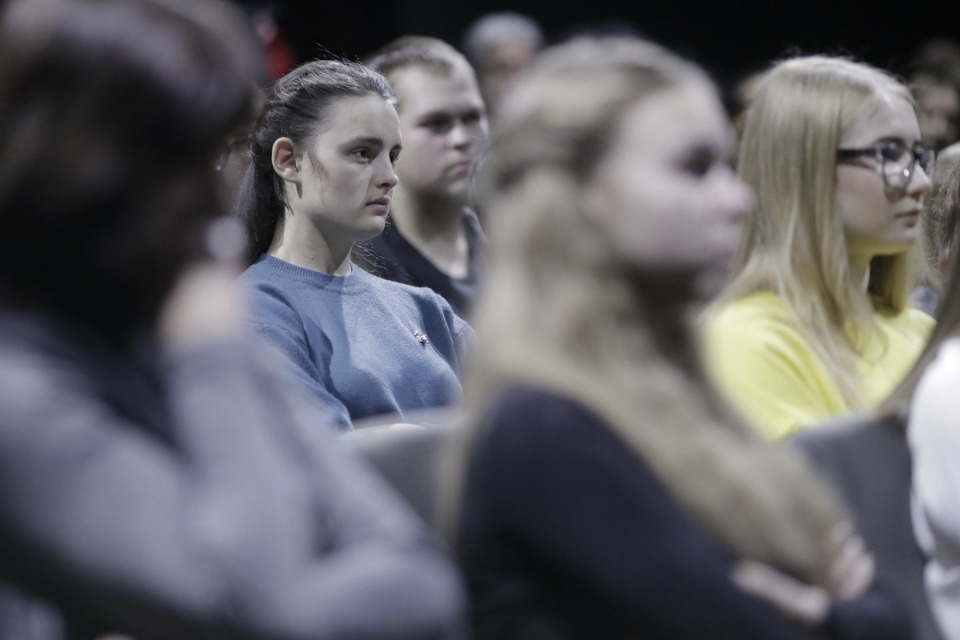 Юлия Пересильд встретилась с молодежью в Псковском театре Юлия Пересильд встретилась с молодежью в Псковском театре