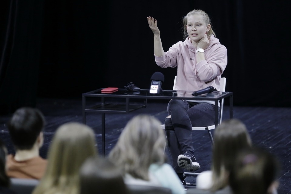 Юлия Пересильд встретилась с молодежью в Псковском театре Юлия Пересильд встретилась с молодежью в Псковском театре