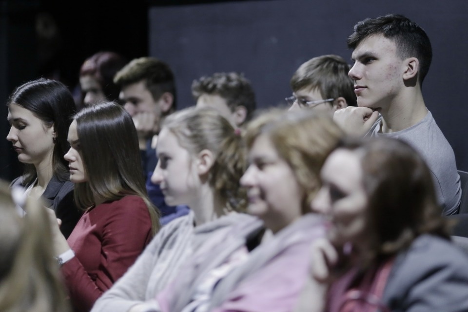 Юлия Пересильд встретилась с молодежью в Псковском театре Юлия Пересильд встретилась с молодежью в Псковском театре