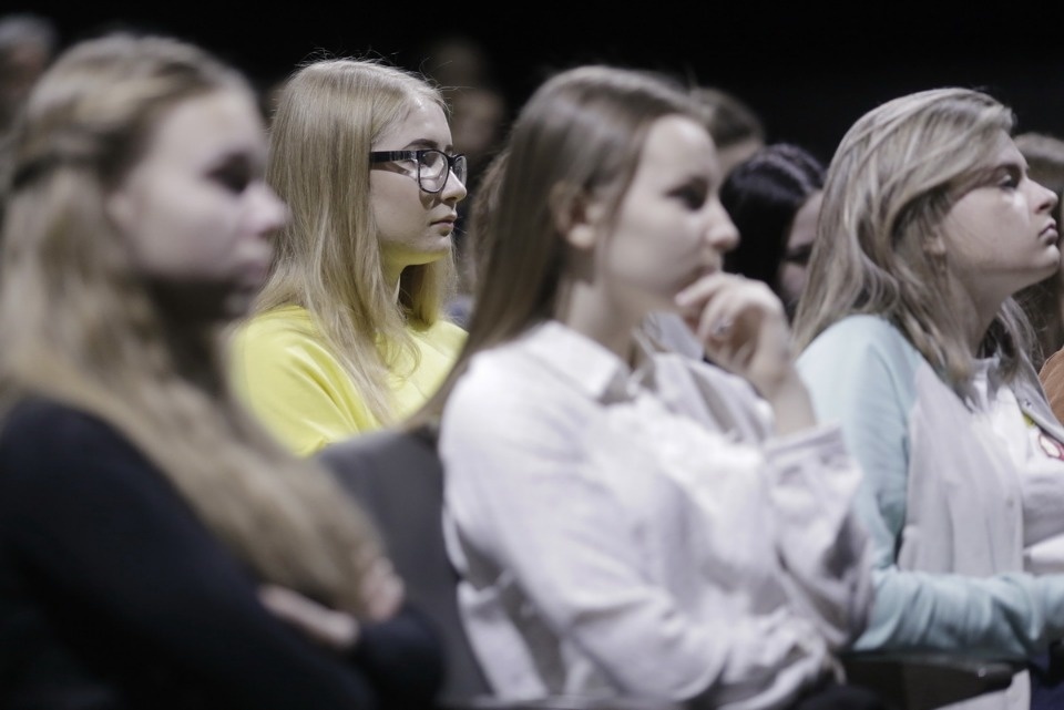 Юлия Пересильд встретилась с молодежью в Псковском театре Юлия Пересильд встретилась с молодежью в Псковском театре