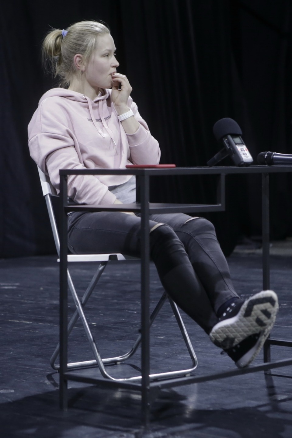 Юлия Пересильд встретилась с молодежью в Псковском театре Юлия Пересильд встретилась с молодежью в Псковском театре