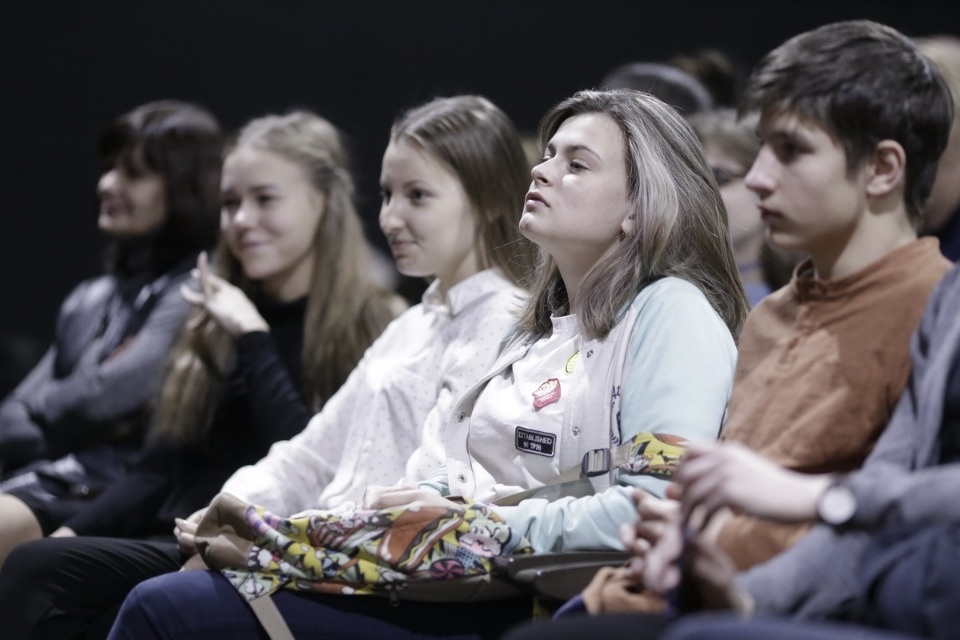 Юлия Пересильд встретилась с молодежью в Псковском театре Юлия Пересильд встретилась с молодежью в Псковском театре