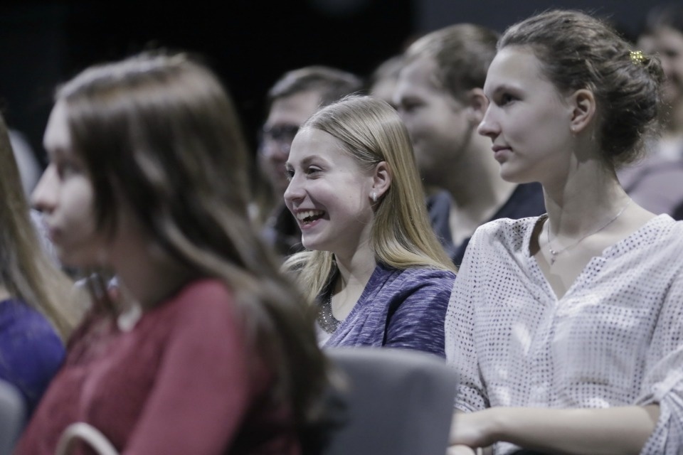 Юлия Пересильд встретилась с молодежью в Псковском театре Юлия Пересильд встретилась с молодежью в Псковском театре