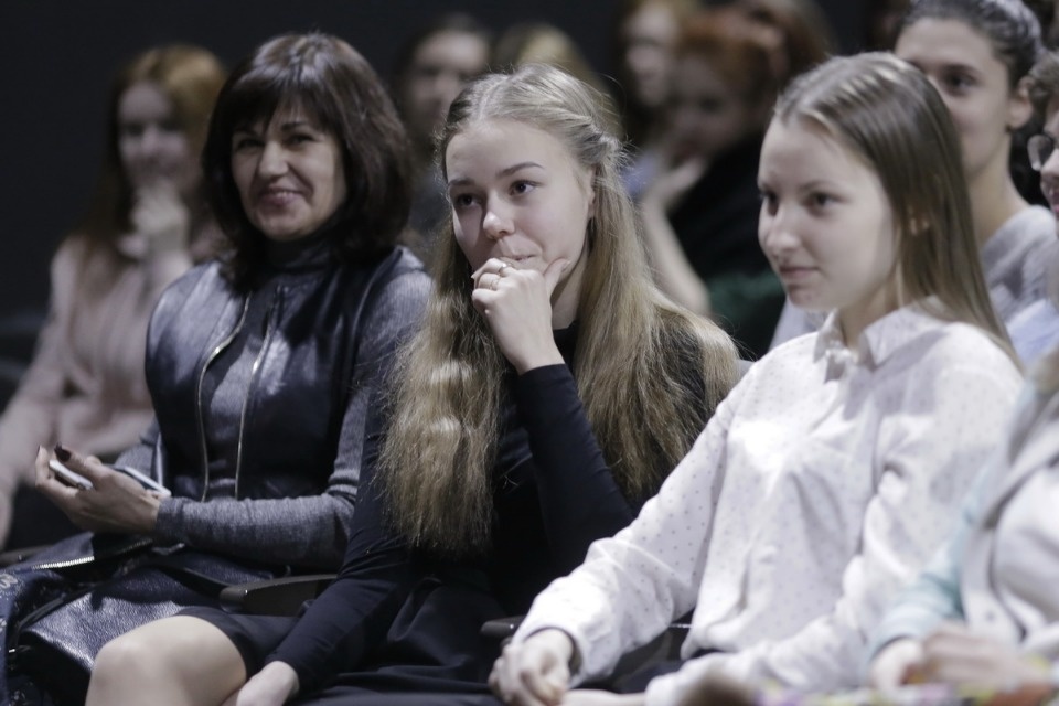 Юлия Пересильд встретилась с молодежью в Псковском театре Юлия Пересильд встретилась с молодежью в Псковском театре