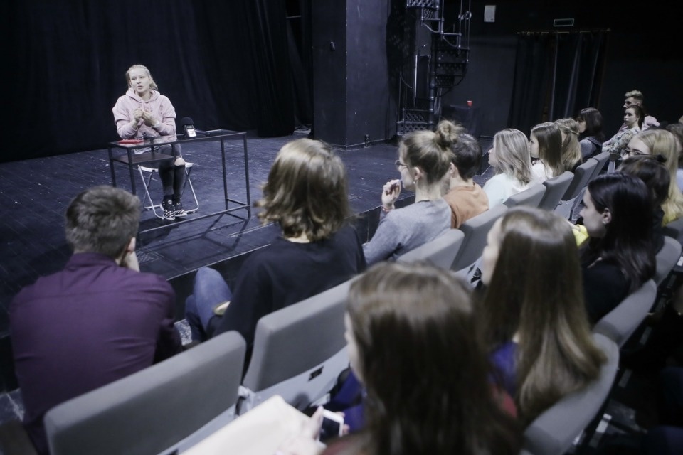 Юлия Пересильд встретилась с молодежью в Псковском театре Юлия Пересильд встретилась с молодежью в Псковском театре