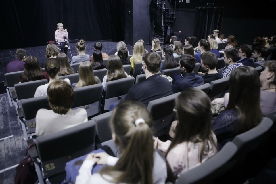 Юлия Пересильд встретилась с молодежью в Псковском театре Юлия Пересильд встретилась с молодежью в Псковском театре