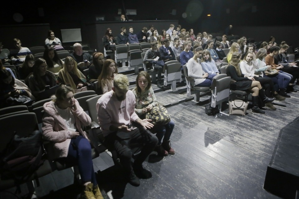 Юлия Пересильд встретилась с молодежью в Псковском театре Юлия Пересильд встретилась с молодежью в Псковском театре