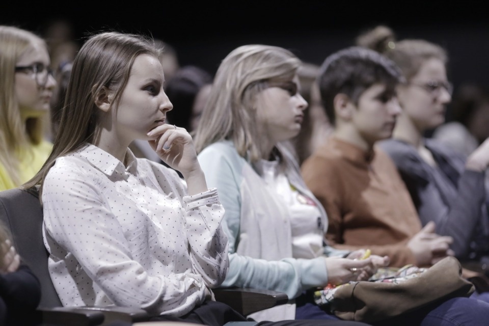 Юлия Пересильд встретилась с молодежью в Псковском театре Юлия Пересильд встретилась с молодежью в Псковском театре