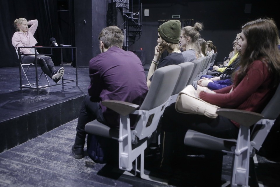 Юлия Пересильд встретилась с молодежью в Псковском театре Юлия Пересильд встретилась с молодежью в Псковском театре