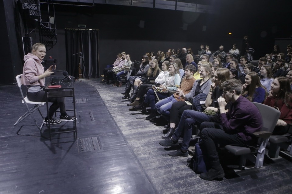 Юлия Пересильд встретилась с молодежью в Псковском театре Юлия Пересильд встретилась с молодежью в Псковском театре