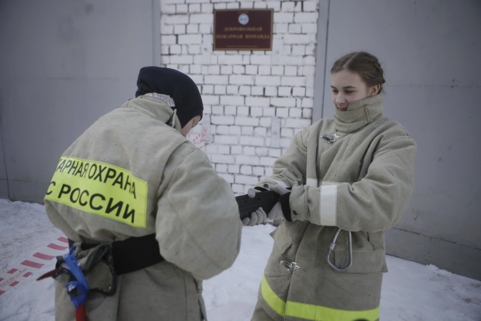 Навыки тушения пожаров показали псковские студенты